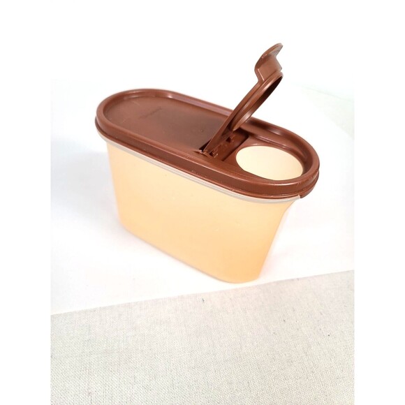 Vintage Tupperware #1612-22 with Brown flip top lid 1616-4  1.1 liters - Picture 1 of 4